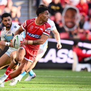Dolphins re-sign Naufahu and Brad Schneider